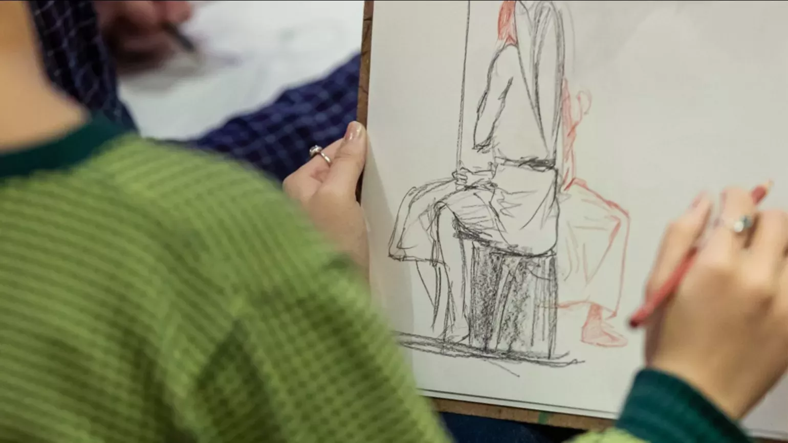 2B or not 2B art classes © Hydar Dewachi A person drawing another person on paper