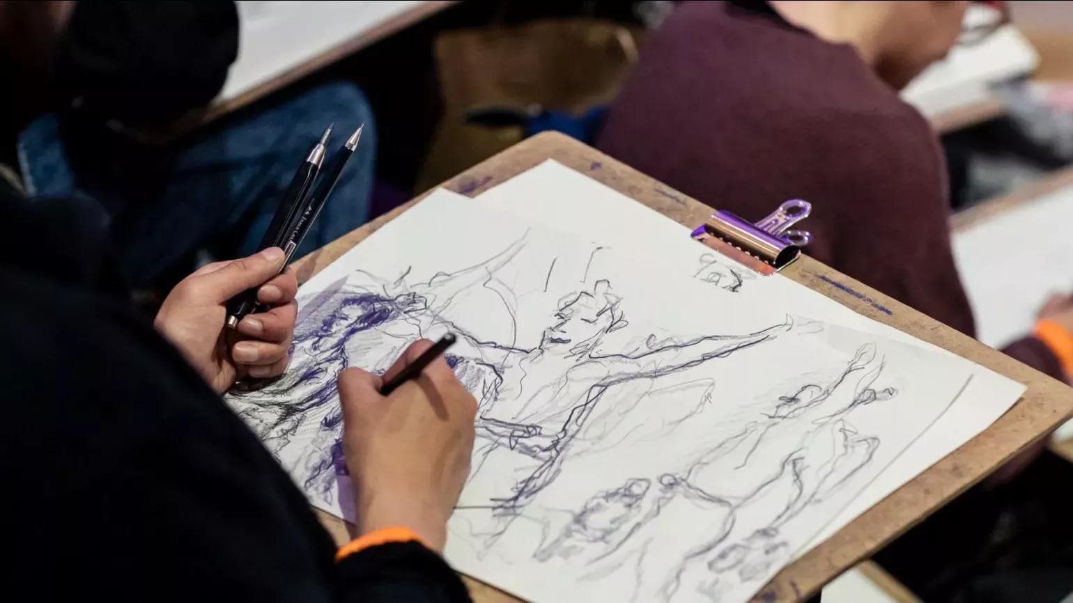 2B or not 2B art classes © Hydar Dewachi A person drawing another person on paper