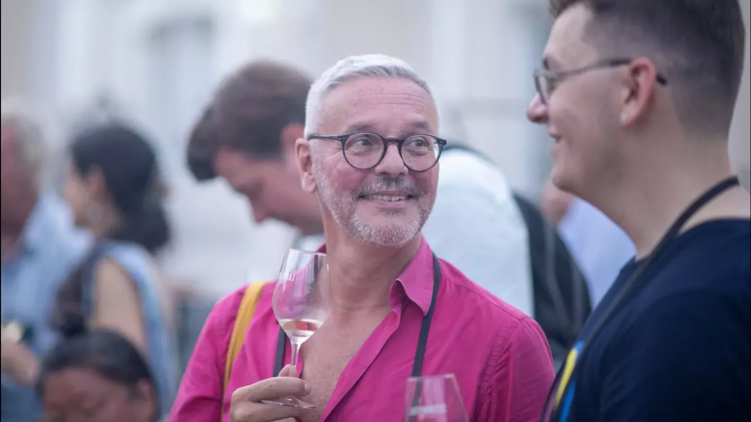 © RBG Kew Two men chatting and holding glasses of white wine