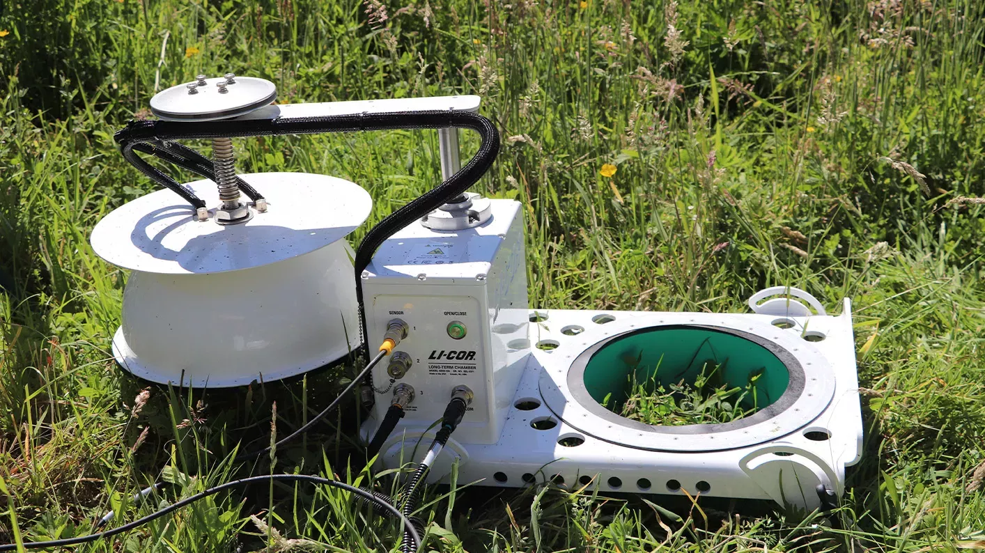 Gas flux monitoring chamber, Jessica Hayne © RBG Kew A gas flux monitoring machine on grass